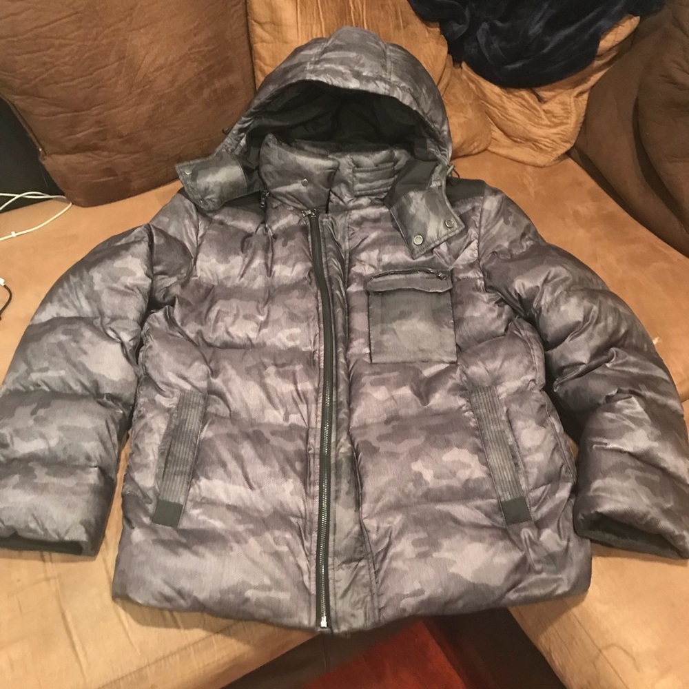 Elie Tahari Camo Down Coat sz.XL * Damaged